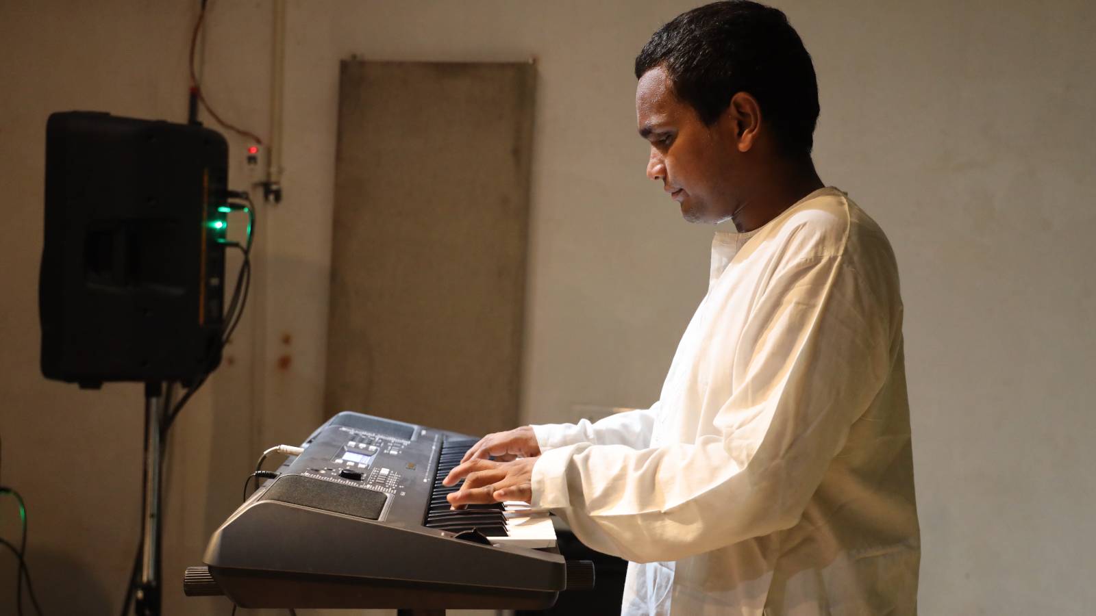 Visually impaired keyboard player