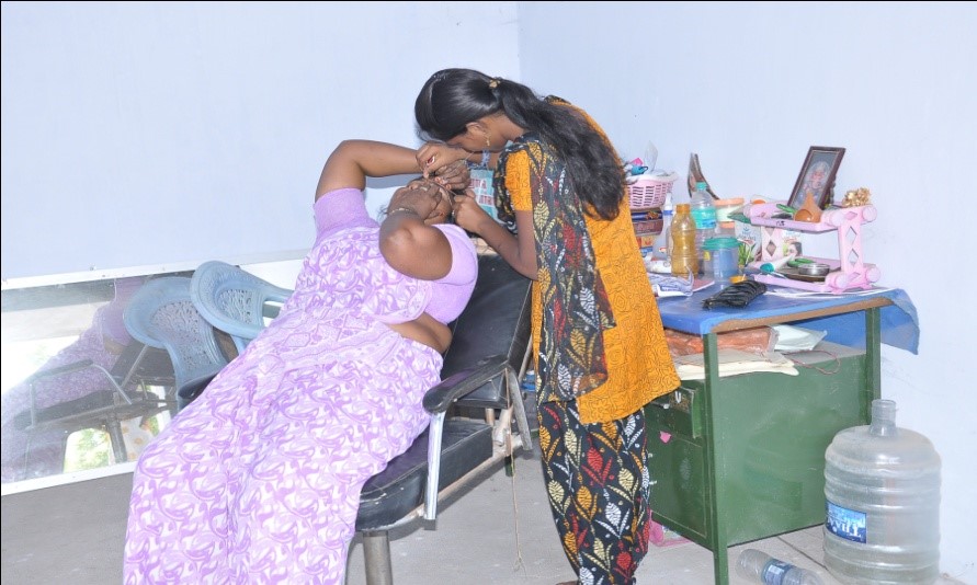 B Umamaheswari in Beautician skills_ Present Trainee of HUT -NFT Scheme