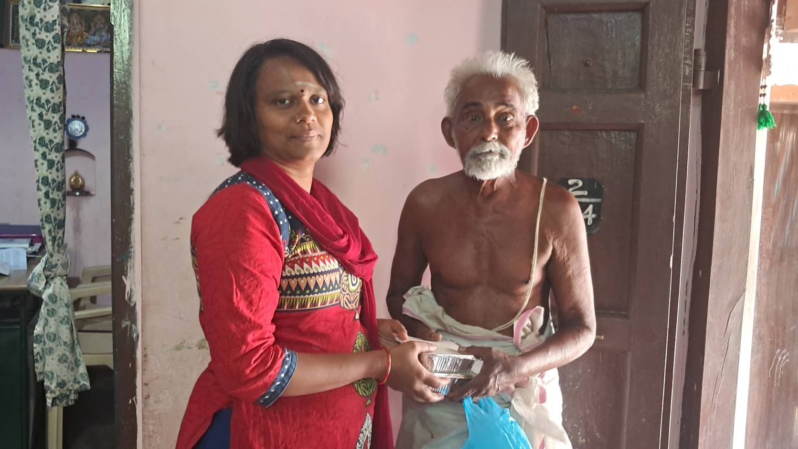 Providing Nutritious Lunch Pack to Abounded Elder Master Weaver